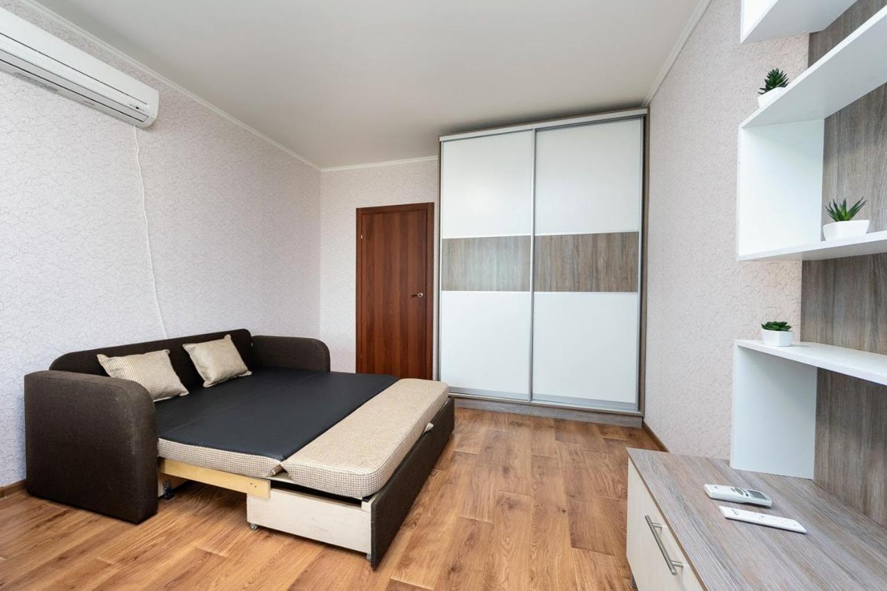 Новая Квартира Переулок Ясиноватский 11 Kiev Exterior foto